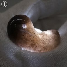 画像4: 山梨 黒平黒水晶 30mm 勾玉 山梨県産 【山梨研磨】 手研磨 一級研磨士 黒平鉱山 Kurobera Quartz 一点もの 職人 匠 国産天然石 国産水晶 お守り 浄化 日本銘石 天然石 パワーストーン (4)