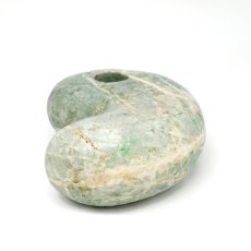 画像3: 糸魚川翡翠 約11.5cm 勾玉 新潟県産 【山梨研磨】 手研磨 特大 一点もの Itoigawa Jade 日本銘石 希少 国石 翡翠 ひすい ヒスイ 硬玉 ジェダイド 5月誕生石 糸魚川ひすい オブジェ インテリア 職人 匠 伝統技術 天然石 パワーストーン (3)