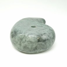 画像5: 糸魚川翡翠 約22cm 勾玉 新潟県産 【山梨研磨】 手研磨 特大 一点もの Itoigawa Jade 日本銘石 希少 国石 翡翠 ひすい ヒスイ 硬玉 ジェダイド 5月誕生石 糸魚川ひすい オブジェ インテリア 職人 匠 伝統技術 天然石 パワーストーン (5)