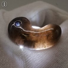 画像4: 山梨 黒平黒水晶 30mm 勾玉 山梨県産 【山梨研磨】 手研磨 一級研磨士 黒平鉱山 Kurobera Quartz 一点もの 職人 匠 国産天然石 国産水晶 お守り 浄化 日本銘石 天然石 パワーストーン (4)