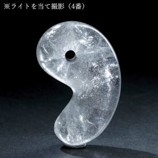 画像8: 山梨 黒平水晶 30mm 勾玉 山梨県産 【山梨研磨】 手研磨 一級研磨士 黒平鉱山 Kurobera Quartz 一点もの 職人 匠 国産天然石 国産水晶 お守り 浄化 日本銘石 天然石 パワーストーン (8)