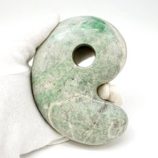 画像6: 糸魚川翡翠 約11.5cm 勾玉 新潟県産 【山梨研磨】 手研磨 特大 一点もの Itoigawa Jade 日本銘石 希少 国石 翡翠 ひすい ヒスイ 硬玉 ジェダイド 5月誕生石 糸魚川ひすい オブジェ インテリア 職人 匠 伝統技術 天然石 パワーストーン (6)