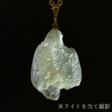 画像3: リビアングラス 原石 ペンダントトップ リビア砂漠産 【一点もの】 Libyan Glass 日本製 ステンレス ゴールド 隕石 天然ガラス テクタイト 希少 レア お守り 浄化 アクセサリー ヒーリング 天然石 パワーストーン カラーストーン (3)