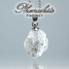 画像1: フェナカイト 原石 ペンダントトップ ロシア産 【 一点物 】 Phenakite 日本製 ウラル山脈 フェナス石 希少 ヒーリング 浄化 お守り 天然石 パワーストーン (1)