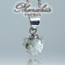 画像1: フェナカイト 原石 ペンダントトップ ロシア産 【 一点物 】 Phenakite 日本製 ウラル山脈 フェナス石 希少 ヒーリング 浄化 お守り 天然石 パワーストーン  (1)