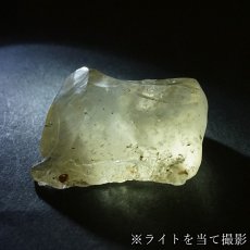 画像3: リビアングラス 原石 約17.9g リビア砂漠産【一点もの】Libyan Glass 隕石 天然ガラス テクタイト クリストバライト 希少 レア お守り 浄化 ヒーリング 天然石 パワーストーン カラーストーン  (3)