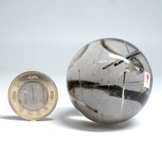 画像8: クォーツインクォーツ トルマリンイン 丸玉 ブラジル産 【 一点もの 】 希少 レア 水晶 クリスタル クォーツ 4月誕生石 エネルギー 厄除け 内包物 スフィア 鉱物 お守り 浄化 天然石 パワーストーン  (8)