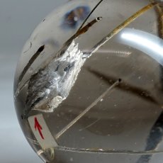 画像2: クォーツインクォーツ トルマリンイン 丸玉 ブラジル産 【 一点もの 】 希少 レア 水晶 クリスタル クォーツ 4月誕生石 エネルギー 厄除け 内包物 スフィア 鉱物 お守り 浄化 天然石 パワーストーン  (2)