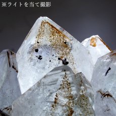 画像9:  カコクセナイト ファントム クラスター 原石 ブラジル産 【 一点もの 】 Quartz カコクセナイトインクォーツ 水晶 クリスタル クォーツ ポイント 結晶 浄化 内包物 鉱物 お守り 天然石 パワーストーン  (9)