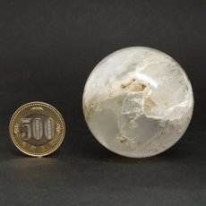 画像8: ホワイトガーデンファントム 50mm 丸玉 ブラジル産 【山梨甲府研磨】 一点もの 手研磨 山梨県甲府市 職人 匠 宝石研磨 クォーツ スフィア 水晶 内包物 鉱物 お守り 浄化 天然石 パワーストーン  (8)