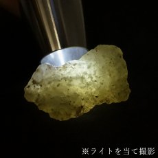 画像3: リビアングラス 原石 約11.3g リビア砂漠産【一点もの】Libyan Glass 隕石 天然ガラス テクタイト クリストバライト 希少 レア お守り 浄化 ヒーリング 天然石 パワーストーン カラーストーン  (3)