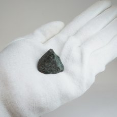 画像5: アレキサンドライト 原石 約15.9g タンザニア産 【一点物】 Alexandrite 変彩金緑石 変色 皇帝の宝石 クリソベリル 金緑石 コレクション コレクター 標本 6月誕生石 鉱物 結晶 宝石 お守り 天然石 パワーストーン カラーストーン (5)