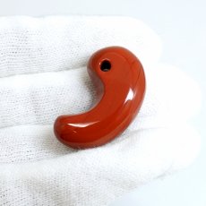 画像5: 佐渡赤玉石 約30mm 勾玉 新潟県産 【一点物】 手研磨 山梨研磨 SADO AKADAMA 日本銘石 赤玉石  職人 匠 伝統技術 日本三大銘石 朱真石 石英 酸化鉄 天然石 パワーストーン (5)
