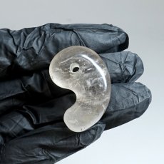 画像4: ザギマウンテンクォーツ 勾玉 30mm パキスタン産 【 一点物 】 Zagi mauntain Quartz 4月誕生石 内包物 スモーキー 天然 透明 水晶 クォーツ 希少 お守り 浄化 天然石 パワーストーン (4)