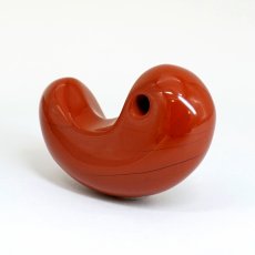 画像3: 佐渡赤玉石 約30mm 勾玉 新潟県産 【一点物】 手研磨 山梨研磨 SADO AKADAMA 日本銘石 赤玉石  職人 匠 伝統技術 日本三大銘石 朱真石 石英 酸化鉄 天然石 パワーストーン (3)