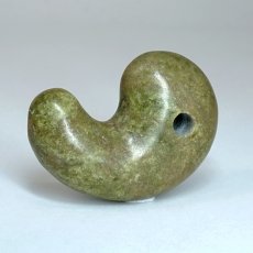 画像3: グリーンガーネット 勾玉 40mm 【 一点もの 】 Green Garnet 柘榴石 お守り 繁栄 実り 生命力 アミュレット まがたま ハンドメイド パーツ 天然石 パワーストーン カラーストーン (3)