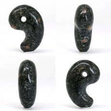 画像2: ブラックハイドガーネット 30mm 勾玉 愛媛県産 Black Hide Garnet 日本製 自社製 ガーネット 日本銘石 天然石 パワーストーン カラーストーン (2)