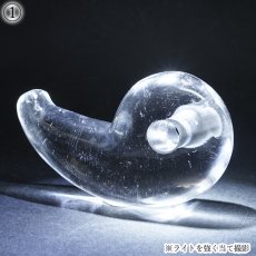 画像4: 天然水晶 勾玉 43×75mm 山梨研磨 【一点物】 特大 置物 オブジェ Quartz 水晶 石英 4月誕生石 彫刻 手研磨 職人 無処理 魔除け 厄除け 開運 お守り 浄化 天然石 パワーストーン (4)