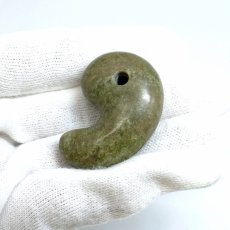 画像4: グリーンガーネット 勾玉 40mm 【 一点もの 】 Green Garnet 柘榴石 お守り 繁栄 実り 生命力 アミュレット まがたま ハンドメイド パーツ 天然石 パワーストーン カラーストーン (4)
