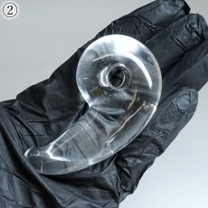 画像9: 天然水晶 勾玉 43×75mm 山梨研磨 【一点物】 特大 置物 オブジェ Quartz 水晶 石英 4月誕生石 彫刻 手研磨 職人 無処理 魔除け 厄除け 開運 お守り 浄化 天然石 パワーストーン (9)