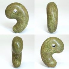 画像2: グリーンガーネット 勾玉 40mm 【 一点もの 】 Green Garnet 柘榴石 お守り 繁栄 実り 生命力 アミュレット まがたま ハンドメイド パーツ 天然石 パワーストーン カラーストーン (2)