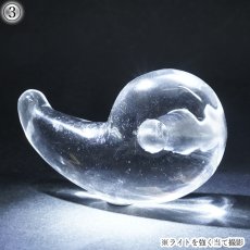画像12: 天然水晶 勾玉 43×75mm 山梨研磨 【一点物】 特大 置物 オブジェ Quartz 水晶 石英 4月誕生石 彫刻 手研磨 職人 無処理 魔除け 厄除け 開運 お守り 浄化 天然石 パワーストーン (12)