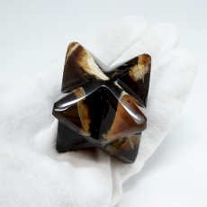 画像4: タイガーアンバー マカバスター 約45mm インドネシア スマトラ産 天然琥珀 【一点物】 Tiger Amber  ブルーアンバー 蛍光 ブラックライト 虎模様 お守り 浄化 天然石 パワーストーン (4)