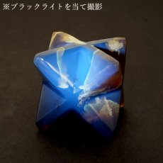画像5: タイガーアンバー マカバスター 約45mm インドネシア スマトラ産 天然琥珀 【一点物】 Tiger Amber  ブルーアンバー 蛍光 ブラックライト 虎模様 お守り 浄化 天然石 パワーストーン (5)