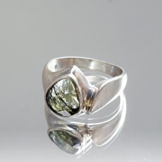 画像2: モルダバイト リング 18.5号 SV925 ドロップ チェコ産 【一点物】 Moldavite 指輪 シルバー925 モルダヴ石 天然ガラス テクタイト 希少石 レアストーン ジュエリー 天然石 パワーストーン (2)