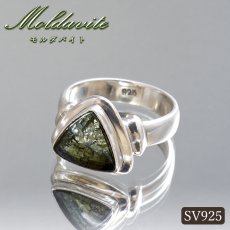 画像1: モルダバイト リング 17号 SV925 トライアングル チェコ産 【一点物】 Moldavite 三角形 指輪 シルバー925 モルダヴ石 天然ガラス テクタイト 希少石 レアストーン ジュエリー 天然石 パワーストーン (1)