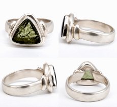 画像3: モルダバイト リング 17号 SV925 トライアングル チェコ産 【一点物】 Moldavite 三角形 指輪 シルバー925 モルダヴ石 天然ガラス テクタイト 希少石 レアストーン ジュエリー 天然石 パワーストーン (3)