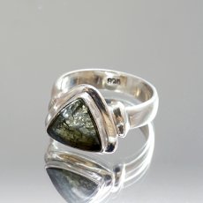 画像2: モルダバイト リング 17号 SV925 トライアングル チェコ産 【一点物】 Moldavite 三角形 指輪 シルバー925 モルダヴ石 天然ガラス テクタイト 希少石 レアストーン ジュエリー 天然石 パワーストーン (2)