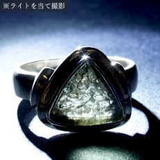 画像4: モルダバイト リング 17号 SV925 トライアングル チェコ産 【一点物】 Moldavite 三角形 指輪 シルバー925 モルダヴ石 天然ガラス テクタイト 希少石 レアストーン ジュエリー 天然石 パワーストーン (4)