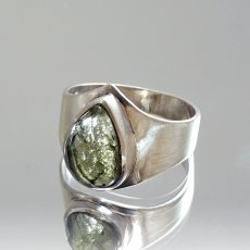 画像2:  モルダバイト リング 18.5号 SV925 ドロップ チェコ産 【一点物】 Moldavite 指輪 シルバー925 モルダヴ石 天然ガラス テクタイト 希少石 レアストーン ジュエリー 天然石 パワーストーン (2)