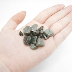 画像3: さざれ 100g 神居古潭 シルバーグリーン 日本銘石 北海道産 Kamui Kotan 希少 カムイコタン アイヌ 聖地 緑 天然石 パワーストーン カラーストーン (3)