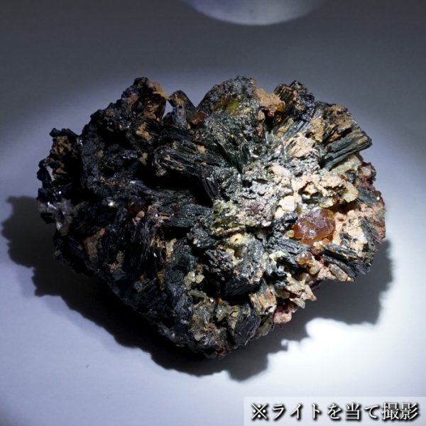 灰鉄柘榴石 黄緑色 黄金色 高分散 強輝度 スカルン鉱床 鉄質環境 希少