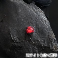 画像5: ガーネット on グラファイト 原石 約103.9g アメリカ レッドエンバーズ鉱山産 【一点もの】 Garnet on Graphite ガーネットオングラファイト 鉱物 共生 標本 結晶 柘榴石 石墨 浄化 お守り 天然石 パワーストーン カラーストーン (5)
