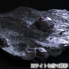 画像6: ガーネット on グラファイト 原石 約51.8g アメリカ レッドエンバーズ鉱山産 【一点もの】 Garnet on Graphite ガーネットオングラファイト 鉱物 共生 標本 結晶 柘榴石 石墨 浄化 お守り 天然石 パワーストーン カラーストーン (6)