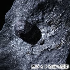 画像6: ガーネット on グラファイト 原石 約64.0g アメリカ レッドエンバーズ鉱山産 【一点もの】 Garnet on Graphite ガーネットオングラファイト 鉱物 共生 標本 結晶 柘榴石 石墨 浄化 お守り 天然石 パワーストーン カラーストーン (6)