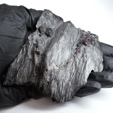 画像4: ガーネット on グラファイト 原石 約76.0g アメリカ レッドエンバーズ鉱山産 【一点もの】 Garnet on Graphite ガーネットオングラファイト 鉱物 共生 標本 結晶 柘榴石 石墨 浄化 お守り 天然石 パワーストーン カラーストーン (4)