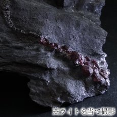 画像6: ガーネット on グラファイト 原石 約76.0g アメリカ レッドエンバーズ鉱山産 【一点もの】 Garnet on Graphite ガーネットオングラファイト 鉱物 共生 標本 結晶 柘榴石 石墨 浄化 お守り 天然石 パワーストーン カラーストーン (6)