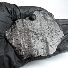 画像4: ガーネット on グラファイト 原石 約42.6g アメリカ レッドエンバーズ鉱山産 【一点もの】 Garnet on Graphite ガーネットオングラファイト 鉱物 共生 標本 結晶 柘榴石 石墨 浄化 お守り 天然石 パワーストーン カラーストーン (4)