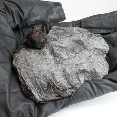 画像4: ガーネット on グラファイト 原石 約44.3g アメリカ レッドエンバーズ鉱山産 【一点もの】 Garnet on Graphite ガーネットオングラファイト 鉱物 共生 標本 結晶 柘榴石 石墨 浄化 お守り 天然石 パワーストーン カラーストーン (4)