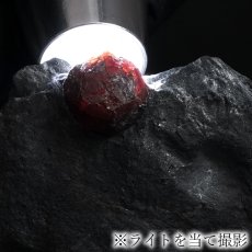 画像5: ガーネット on グラファイト 原石 約44.3g アメリカ レッドエンバーズ鉱山産 【一点もの】 Garnet on Graphite ガーネットオングラファイト 鉱物 共生 標本 結晶 柘榴石 石墨 浄化 お守り 天然石 パワーストーン カラーストーン (5)