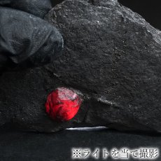 画像5: ガーネット on グラファイト 原石 約41.1g アメリカ レッドエンバーズ鉱山産 【一点もの】 Garnet on Graphite ガーネットオングラファイト 鉱物 共生 標本 結晶 柘榴石 石墨 浄化 お守り 天然石 パワーストーン カラーストーン (5)