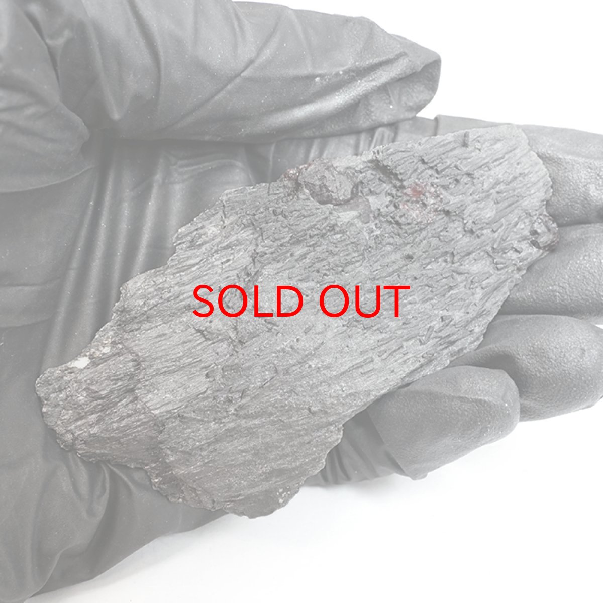 画像4: 【セール20%OFF】 ガーネット on グラファイト 原石 約26.9g アメリカ レッドエンバーズ鉱山産 【一点もの】 Garnet on Graphite ガーネットオングラファイト 鉱物 共生 標本 結晶 柘榴石 石墨 浄化 お守り 天然石 パワーストーン カラーストーン (4)