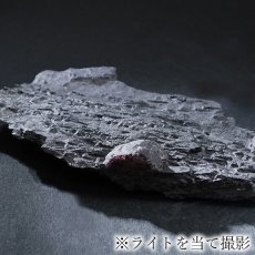 画像6: ガーネット on グラファイト 原石 約26.9g アメリカ レッドエンバーズ鉱山産 【一点もの】 Garnet on Graphite ガーネットオングラファイト 鉱物 共生 標本 結晶 柘榴石 石墨 浄化 お守り 天然石 パワーストーン カラーストーン (6)