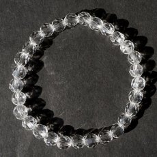 画像2: 天然水晶 7mm カット ブレスレット 【山梨甲府研磨】 ハンドカット 32面カット ブラジル産 手研磨 山梨県甲府市 職人 匠 宝石研磨 伝統技術 無処理 お守り 浄化 天然石 パワーストーン (2)