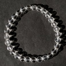画像2: 天然水晶 7mm カット ブレスレット 【山梨甲府研磨】 ハンドカット 128面カット ブラジル産 手研磨 山梨県甲府市 職人 匠 宝石研磨 伝統技術 無処理 お守り 浄化 天然石 パワーストーン (2)