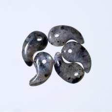 画像3: ディープマリンスノー 勾玉　極小 天然石 パワーストーン レディース メンズ 三種の神器 八尺瓊勾玉 (3)